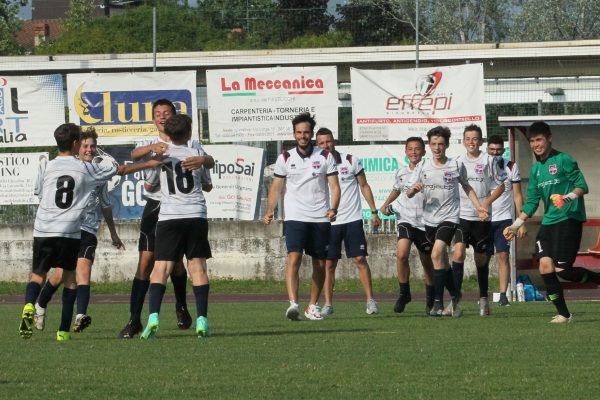 Gli Esordienti 2008 Virtus Ciserano Bergamo vincitori del Trofeo De Guz