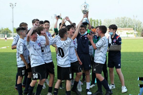 Gli Esordienti 2008 Virtus Ciserano Bergamo vincitori del Trofeo De Guz