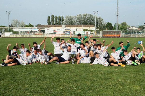 Gli Esordienti 2008 Virtus Ciserano Bergamo vincitori del Trofeo De Guz