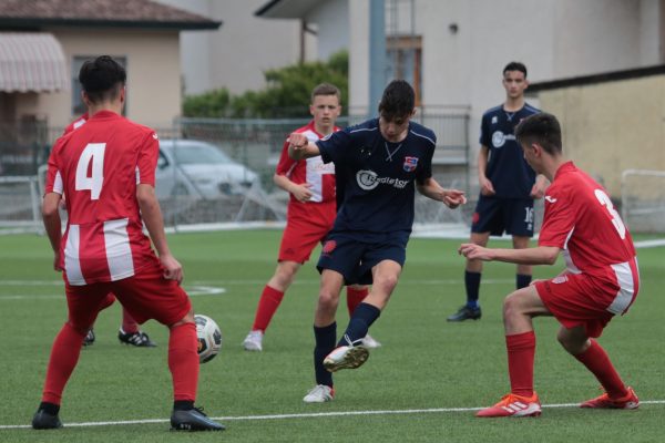 L’Under 16 festeggia la vittoria del proprio girone