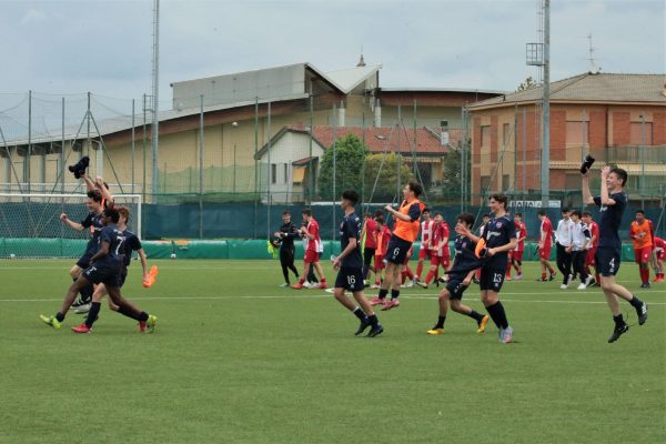 L’Under 16 festeggia la vittoria del proprio girone