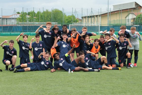 L’Under 16 festeggia la vittoria del proprio girone